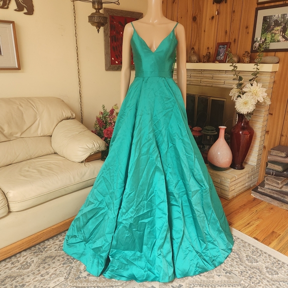 JVN by Jovani Dresses & Skirts - Stunning JVN by Jovani Emerald Satin Ball Gown – NWT